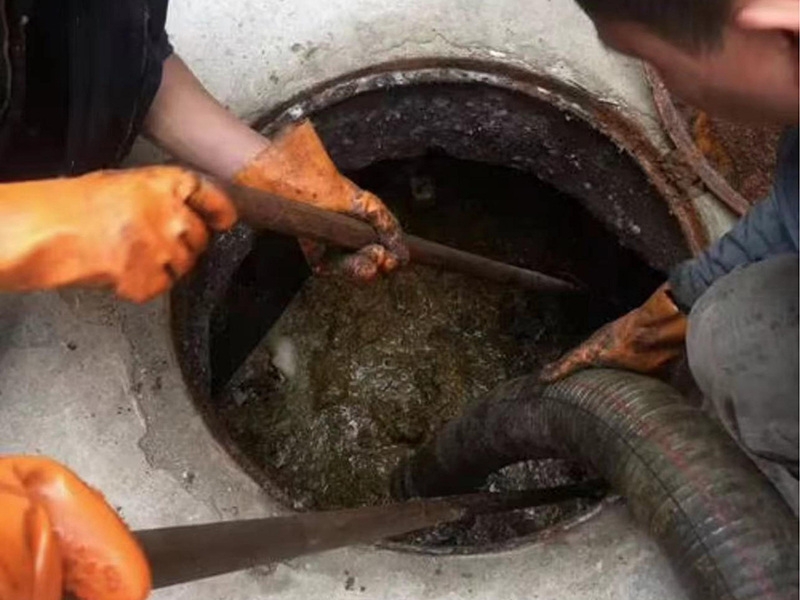 雁塔清理化粪池时如何避免沼气的危害？